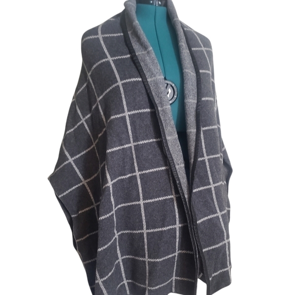 ST. John Wool Poncho With Lamb Leather Trim. - Picture 5 of 11